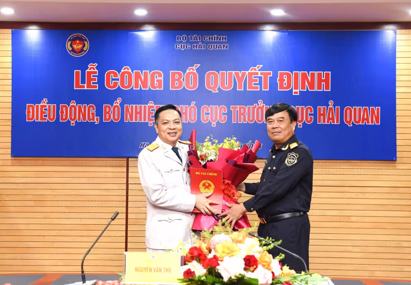 Cục trưởng Cục Hải quan Nguyễn Văn Thọ (bên phải) trao quyết định bổ nhiệm cho ông Nguyễn Thành Hưng Cục trưởng Cục Hải quan Nguyễn Văn Thọ (bên phải) trao quyết định bổ nhiệm cho ông Nguyễn Thành Hưng
