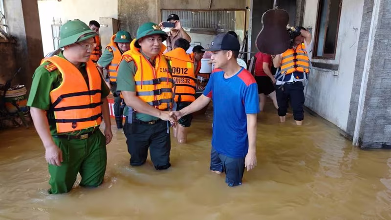 Gần trọn 1 ngày chia sẻ, động viên nhân dân và đồng đội ở vùng ngập lụt ngoại thành Hà Nội  ảnh 1