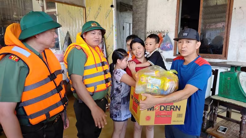 Gần trọn 1 ngày chia sẻ, động viên nhân dân và đồng đội ở vùng ngập lụt ngoại thành Hà Nội  ảnh 4