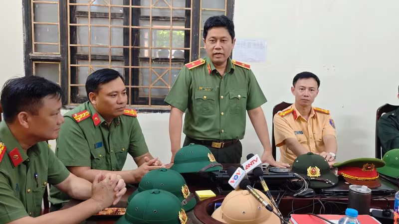 Gần trọn 1 ngày chia sẻ, động viên nhân dân và đồng đội ở vùng ngập lụt ngoại thành Hà Nội  ảnh 5