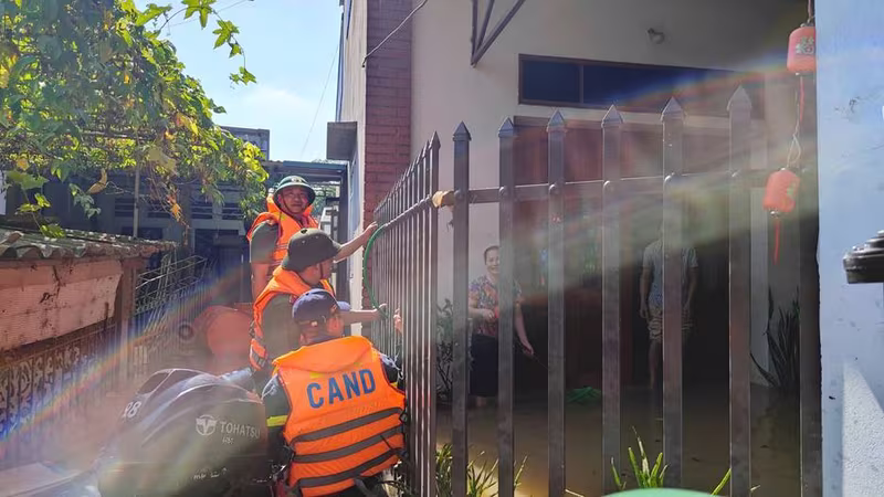 Gần trọn 1 ngày chia sẻ, động viên nhân dân và đồng đội ở vùng ngập lụt ngoại thành Hà Nội  ảnh 7