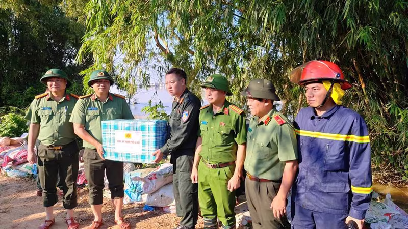 Gần trọn 1 ngày chia sẻ, động viên nhân dân và đồng đội ở vùng ngập lụt ngoại thành Hà Nội  ảnh 8