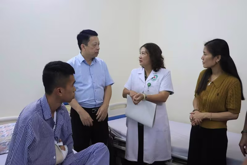 Lãnh đạo CATP Hà Nội thăm hỏi chiến sĩ cảnh sát PCCC bị thương khi làm nhiệm vụ ảnh 1 Lãnh đạo CATP Hà Nội thăm hỏi chiến sĩ cảnh sát PCCC bị thương khi làm nhiệm vụ ảnh 1
