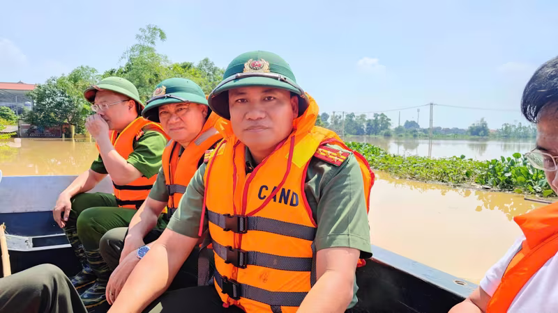 Đại tá Nguyễn Tiến Đạt, Phó Giám đốc CATP Hà Nội trực tiếp kiểm tra các vùng ngập sâu thuộc các xã Trung Giã và Đa Phúc... Đại tá Nguyễn Tiến Đạt, Phó Giám đốc CATP Hà Nội trực tiếp kiểm tra các vùng ngập sâu thuộc các xã Trung Giã và Đa Phúc...