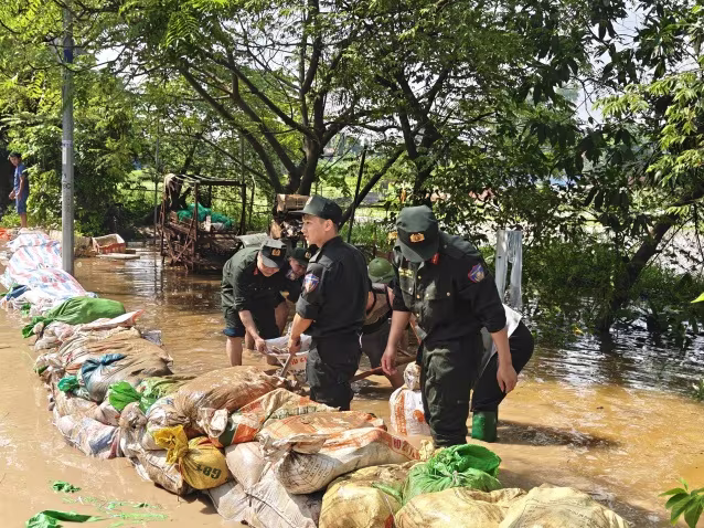 Cảnh sát cơ động CATP Hà Nội tập trung ngăn nước lũ tràn vào khu dân cư ... Cảnh sát cơ động CATP Hà Nội tập trung ngăn nước lũ tràn vào khu dân cư ...