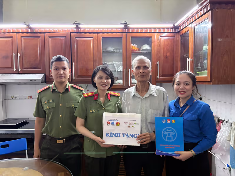 Tuổi trẻ Công an Thủ đô với chuỗi hoạt động đền ơn đáp nghĩa ảnh 2 Tuổi trẻ Công an Thủ đô với chuỗi hoạt động đền ơn đáp nghĩa ảnh 2