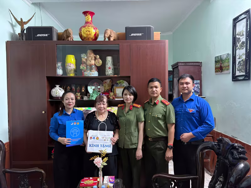 Thăm hỏi, tặng quà các gia đình thương binh, liệt sỹ trên địa bàn phường Thanh Liệt Thăm hỏi, tặng quà các gia đình thương binh, liệt sỹ trên địa bàn phường Thanh Liệt