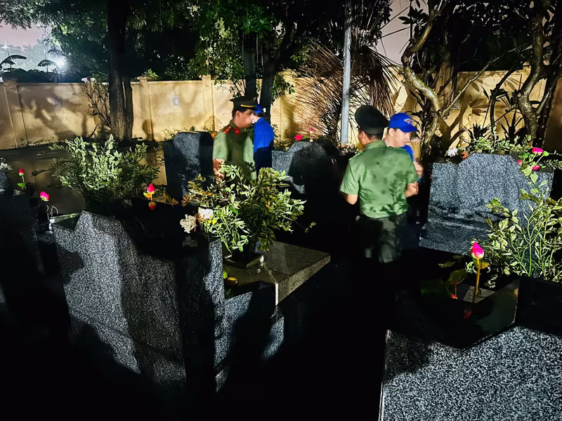 Các cán bộ, đoàn viên thắp nến tri ân các Anh hùng Liệt sĩ và dâng hương, dâng hoa, thắp nến tại Đài tưởng niệm và từng phần mộ của các Anh hùng liệt sĩ trong khuôn viên Nghĩa trang Liệt sĩ phường Thanh Liệt. Các cán bộ, đoàn viên thắp nến tri ân các Anh hùng Liệt sĩ và dâng hương, dâng hoa, thắp nến tại Đài tưởng niệm và từng phần mộ của các Anh hùng liệt sĩ trong khuôn viên Nghĩa trang Liệt sĩ phường Thanh Liệt.