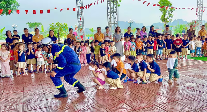 Báo cáo viên hướng dẫn trẻ kỹ năng tự thoát nạn an toàn giả định môi trường nhiễm khói, khí độc. Báo cáo viên hướng dẫn trẻ kỹ năng tự thoát nạn an toàn giả định môi trường nhiễm khói, khí độc.