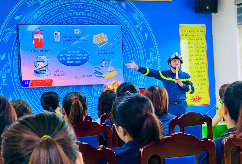 Trang bị kiến thức về trang bị, lắp đặt hệ thống, phương tiện PCCC thông dụng tới cán bộ, giáo viên và học sinh. Trang bị kiến thức về trang bị, lắp đặt hệ thống, phương tiện PCCC thông dụng tới cán bộ, giáo viên và học sinh.