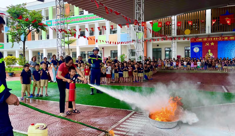 Cán bộ, giáo viên và học sinh trải nghiệm sử dụng bình chữa cháy xách tay chữa đám cháy xăng dầu, khí gas. Cán bộ, giáo viên và học sinh trải nghiệm sử dụng bình chữa cháy xách tay chữa đám cháy xăng dầu, khí gas.