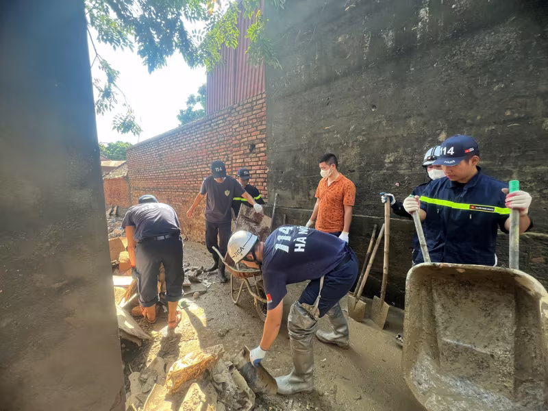 Công tác dọn dẹp gặp không ít khó khăn do khối lượng bùn rất lớn, lầy lội Công tác dọn dẹp gặp không ít khó khăn do khối lượng bùn rất lớn, lầy lội