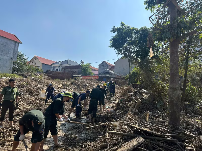 Hơn 200 CBCS Công an Hà Nội được tăng cường đến hỗ trợ nhân dân Hơn 200 CBCS Công an Hà Nội được tăng cường đến hỗ trợ nhân dân