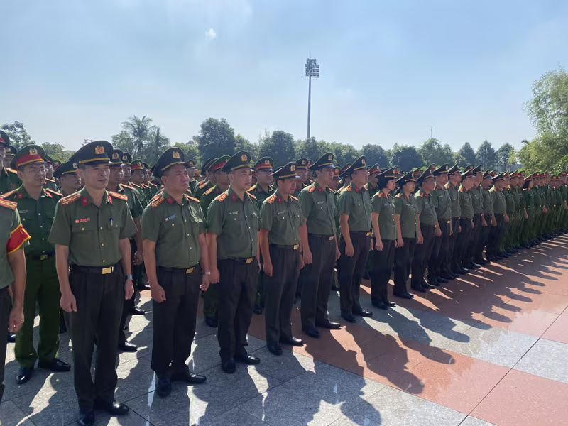 Đoàn đại biểu CATP Hà Nội đã thành kính dâng hoa, dâng hương, bày tỏ lòng biết ơn vô hạn đối với công lao của Người