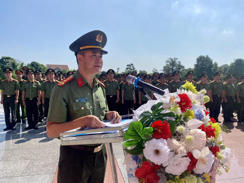 Đại tá Nguyễn Ngọc Quyền, Phó Bí thư Đảng uỷ, Phó Giám đốc Công an thành phố báo công tại tượng đài Bác