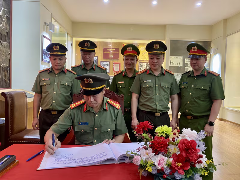 Đại tá Nguyễn Ngọc Quyền, Phó Bí thư Đảng uỷ, Phó Giám đốc Công an thành phố lưu bút tại nơi lưu giữ các kỷ vật của Bác