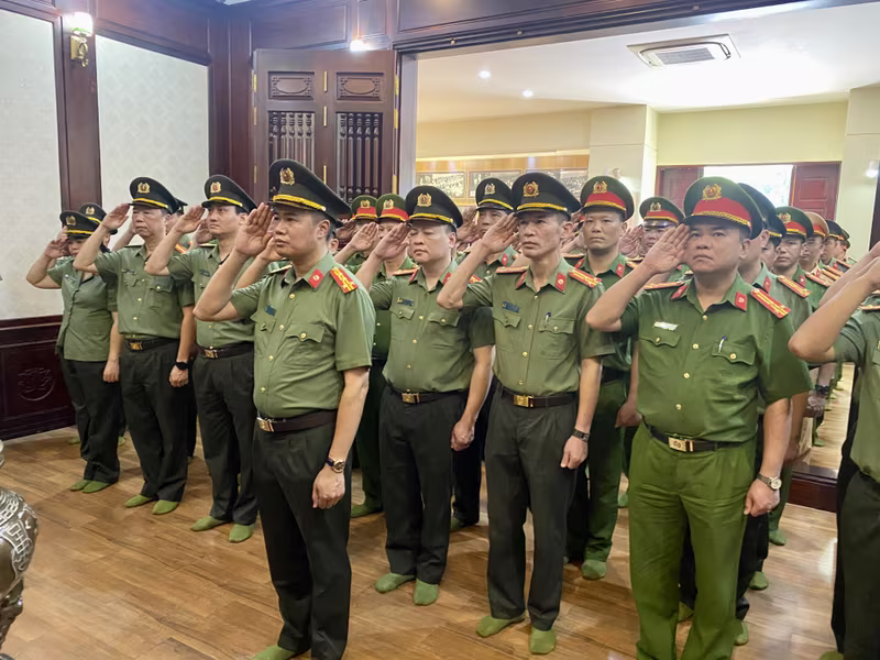 Đoàn đại biểu dâng hương tại phòng thờ Bác