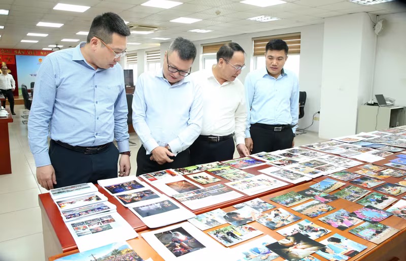 122 tác phẩm xuất sắc nhất ở đủ mọi thể loại vào vòng chung khảo (Ảnh: Trần Huấn) 122 tác phẩm xuất sắc nhất ở đủ mọi thể loại vào vòng chung khảo (Ảnh: Trần Huấn)