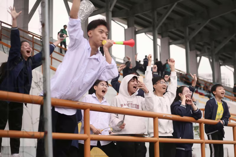 Tập thể lớp 11D3 THPT Tự Lập mang theo kèn, trống liên tục hô vang khẩu hiệu, tiếp lửa cho đội bóng của trường