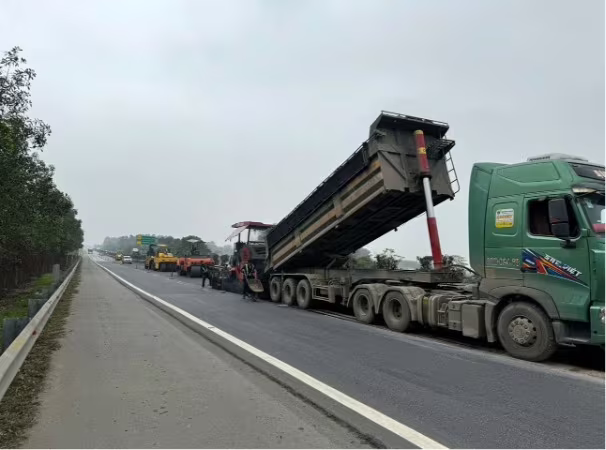 Dù Việt Nam sắp có 3.000km cao tốc vào cuối năm 2025 nhưng đến nay công tác bảo dưỡng, duy tu vẫn thực hiện thủ công, chưa có máy móc hiện đại