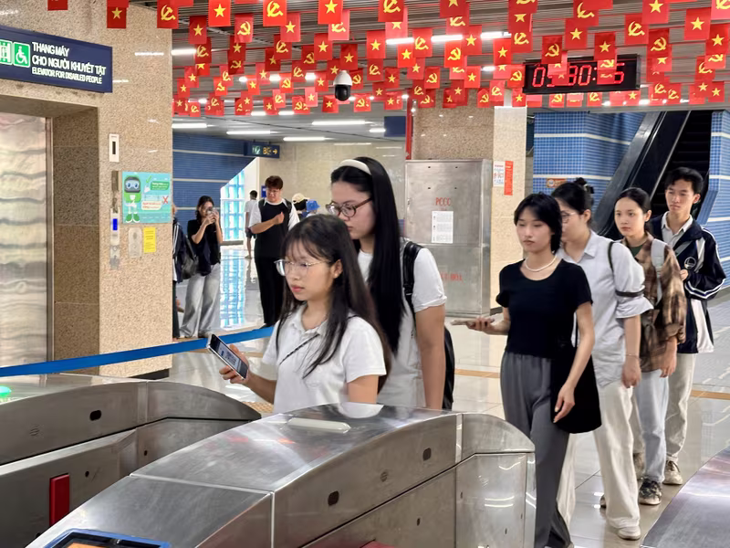 Hành khách mua vé tàu Cát Linh- Hà Đông bằng công nghệ mới được miễn phí tiền vé