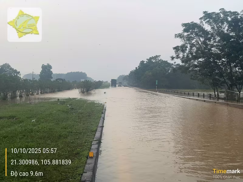 Sáng nay 10/10, nhiều đoạn trên cao tốc Hà Nội- Thái Nguyên đã ngập sâu đến 60cm Sáng nay 10/10, nhiều đoạn trên cao tốc Hà Nội- Thái Nguyên đã ngập sâu đến 60cm
