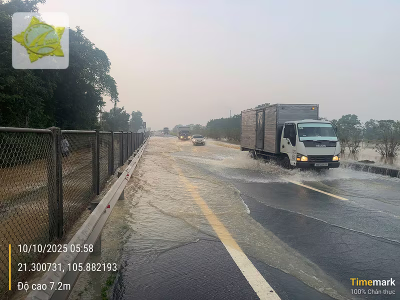 Các xe ô tô dưới 9 chỗ được phân luồng không đi qua các đoạn ngập sâu trên cao tốc Hà Nội- Thái Nguyên Các xe ô tô dưới 9 chỗ được phân luồng không đi qua các đoạn ngập sâu trên cao tốc Hà Nội- Thái Nguyên