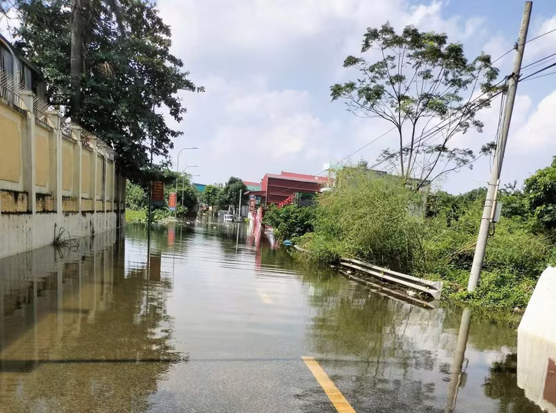 Tỉnh lộ 16 cũng ngập sâu, phương tiện không thể lưu thông