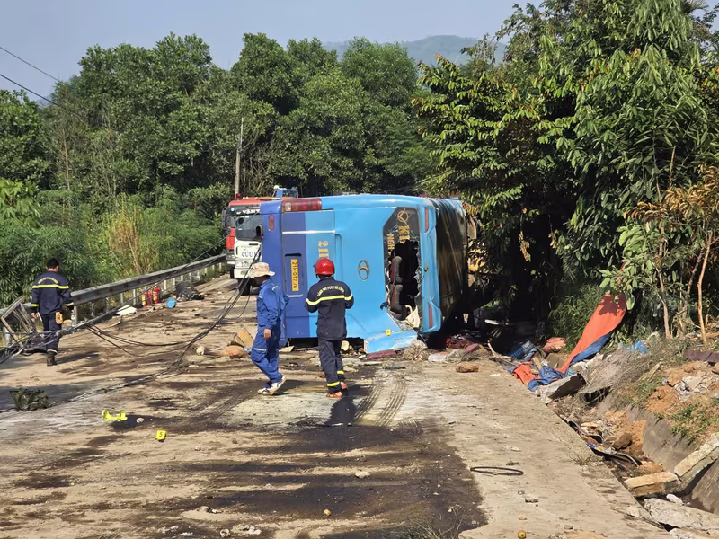 Hiện trường chiếc xe khách giường nằm mất lái, lao vào taluy làm 3 người tử vong ở Lào Cai vào trưa nay 13/10 Hiện trường chiếc xe khách giường nằm mất lái, lao vào taluy làm 3 người tử vong ở Lào Cai vào trưa nay 13/10