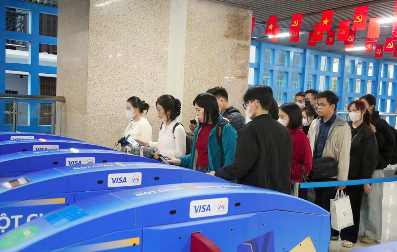 Người dân sử dụng dịch vụ định danh, sinh trắc học đi tàu điện Cát Linh - Hà Đông sáng 5/12