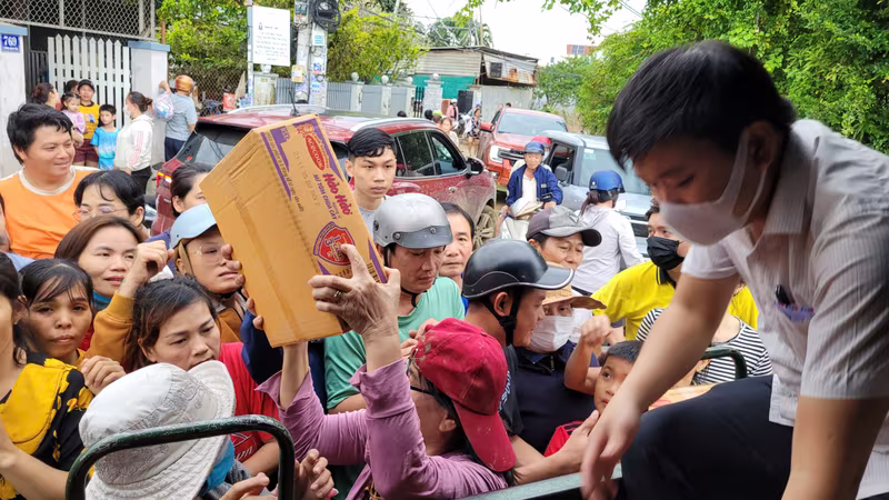 Sản phẩm đến với bà con vùng lũ Khánh Hòa