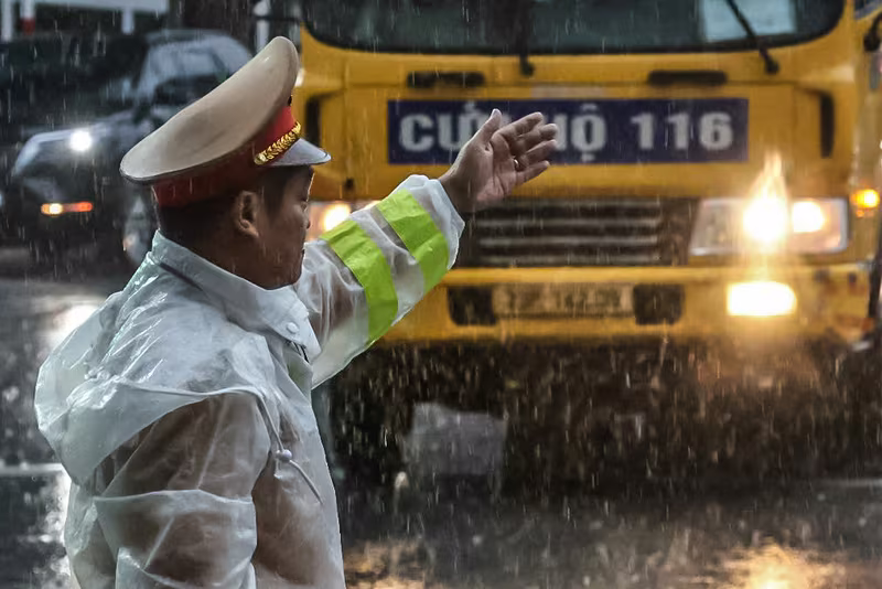 CATP đã chỉ đạo xuyên suốt các lực lượng phải ứng trực kịp thời, sẵn sàng giúp đỡ người dân CATP đã chỉ đạo xuyên suốt các lực lượng phải ứng trực kịp thời, sẵn sàng giúp đỡ người dân