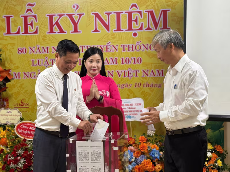 Các đại biểu ủng hộ đồng bào khắc phục hậu quả bão lũ tại tỉnh Thái Nguyên Các đại biểu ủng hộ đồng bào khắc phục hậu quả bão lũ tại tỉnh Thái Nguyên