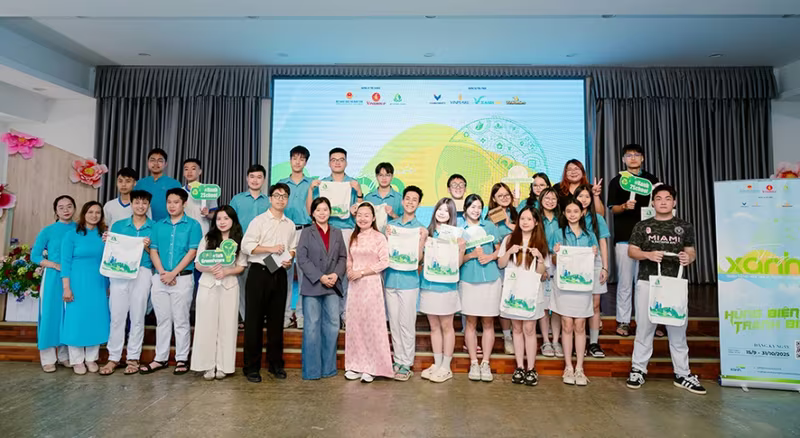 Cô Hà Giang cùng học sinh trường TH-THCS-THPT Sky-Line hào hứng đón chào sự kiện roadshow cuộc thi Tiếng nói Xanh mùa 3