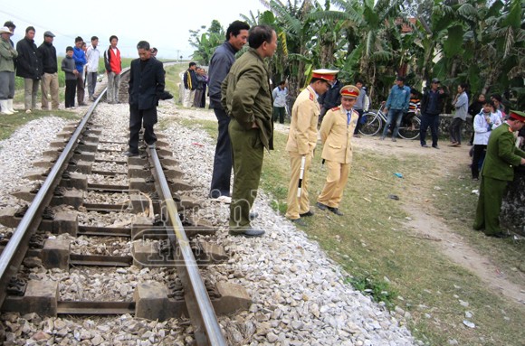 Bất cẩn băng qua đường ngang dân sinh, bị tàu đâm trọng thương ảnh 1 Bất cẩn băng qua đường ngang dân sinh, bị tàu đâm trọng thương ảnh 1