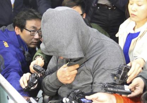 Thuyền trưởng "chạy thoát thân" bỏ lại hàng trăm nạn nhân khi phà Sewol chìm? ảnh 1 Thuyền trưởng "chạy thoát thân" bỏ lại hàng trăm nạn nhân khi phà Sewol chìm? ảnh 1