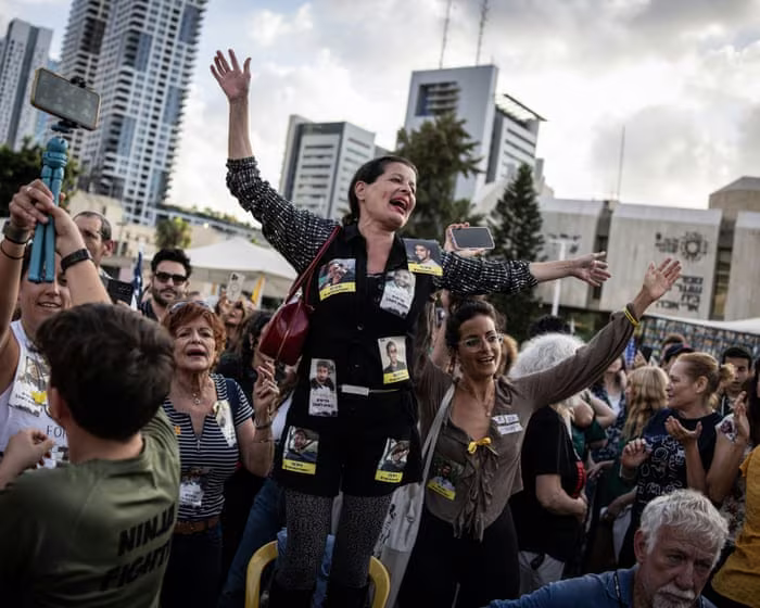 Người dân ăn mừng tại quảng trường ở Tel Aviv, Israel Người dân ăn mừng tại quảng trường ở Tel Aviv, Israel