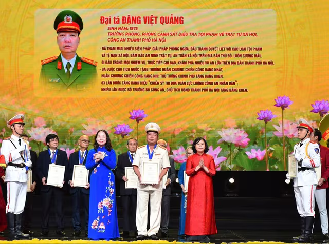 Năm 2014, anh là 1 trong 10 gương mặt trẻ Công an Thủ đô tiêu biểu. 11 năm sau, năm 2025, và đúng vào thời điểm này, Đại tá Đặng Việt Quảng được vinh danh là 1 trong 10 “Công dân Thủ đô ưu tú” Năm 2014, anh là 1 trong 10 gương mặt trẻ Công an Thủ đô tiêu biểu. 11 năm sau, năm 2025, và đúng vào thời điểm này, Đại tá Đặng Việt Quảng được vinh danh là 1 trong 10 “Công dân Thủ đô ưu tú”