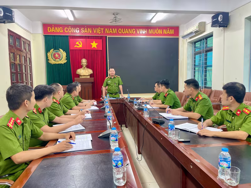 Là một người Thủ trưởng tận tâm với công việc, Đại tá Đặng Việt Quảng còn rất quan tâm chăm lo đến đời sống cán bộ, chiến sĩ Là một người Thủ trưởng tận tâm với công việc, Đại tá Đặng Việt Quảng còn rất quan tâm chăm lo đến đời sống cán bộ, chiến sĩ