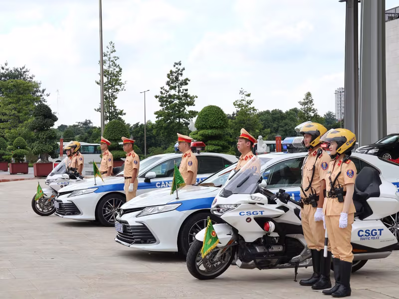 Cảnh sát giao thông dẫn đoàn vào vị trí, sẵn sàng làm nhiệm vụ