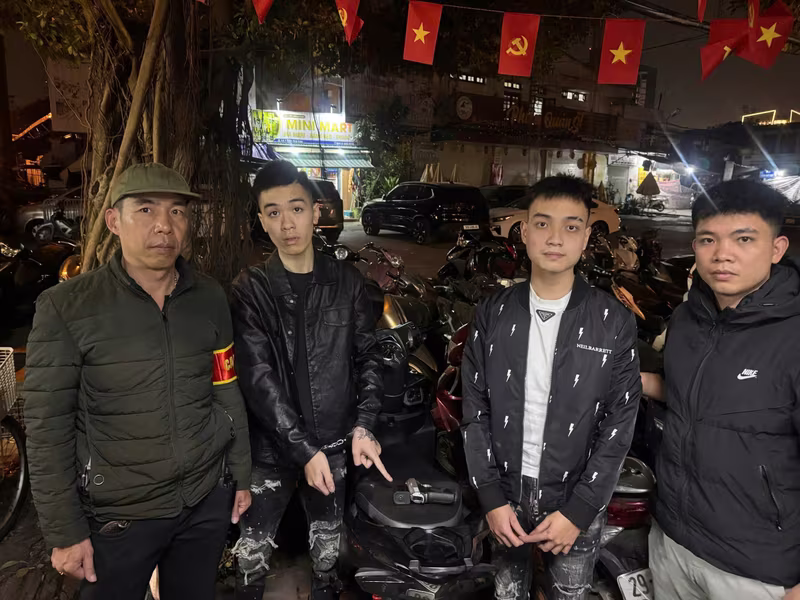 Hai nam thanh niên bị trinh sát tổ công tác Y23/141 chặn dừng kiểm tra, thu giữ một khẩu súng ngắn